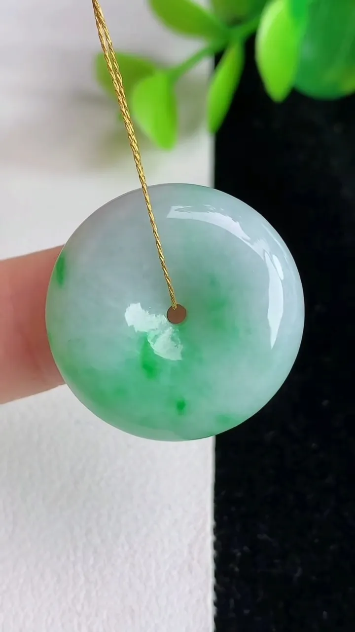 天然A货翡翠平安扣吊坠，尺寸22.8-5.4，重量:6.05g
5月29日