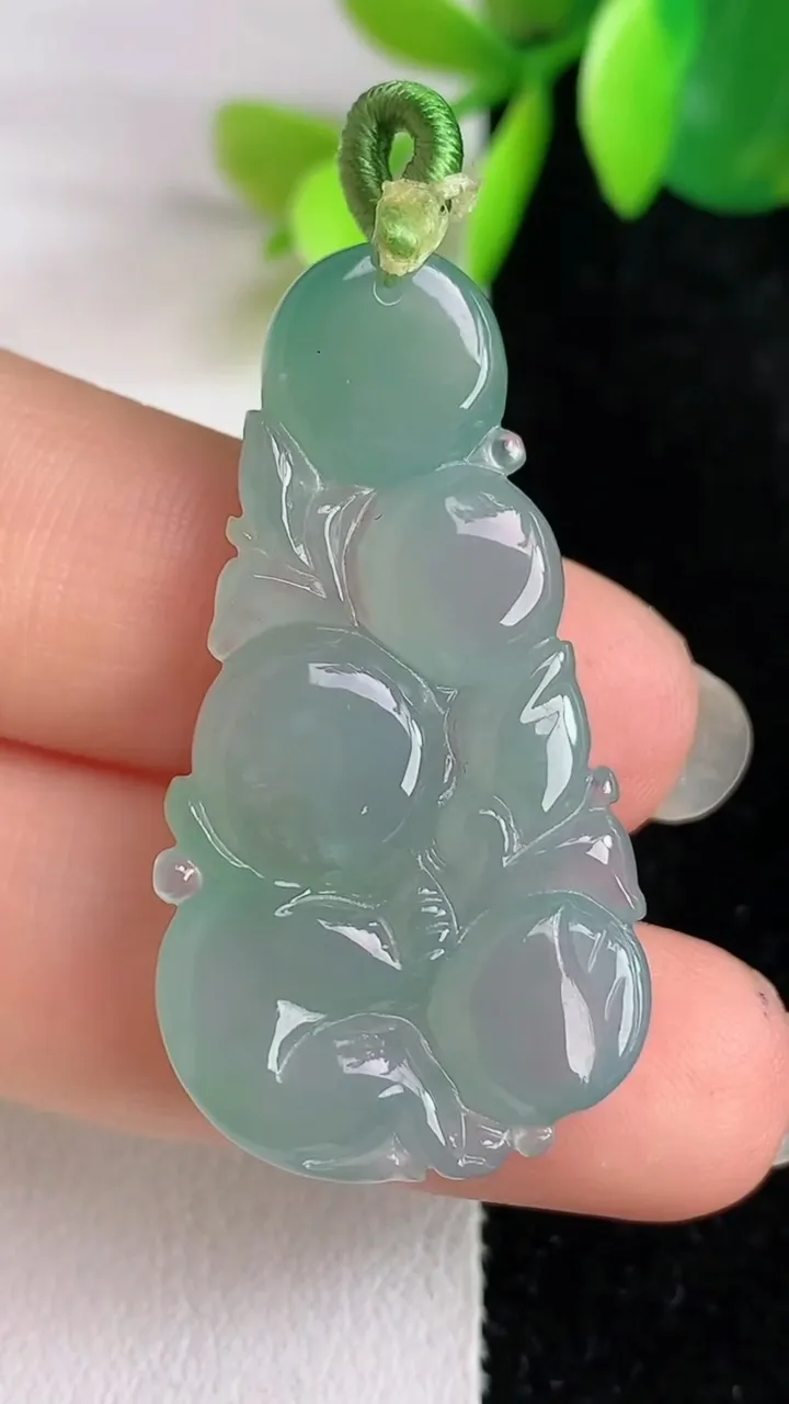 天然A货翡翠生肖猴吊坠，尺寸38.5-20.3-5.6，重量:7.46g
5月29日