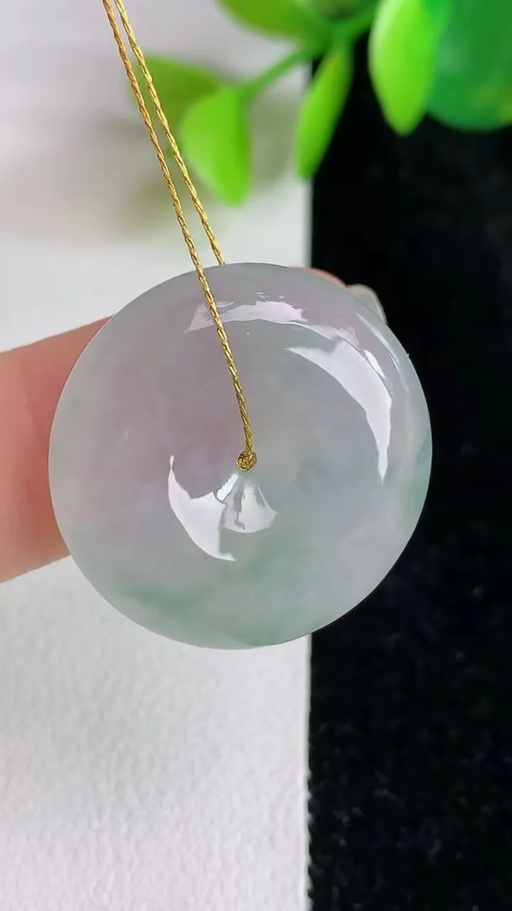 天然A货翡翠平安扣吊坠，尺寸23.2-5.6，重量:6.34g
5月29日