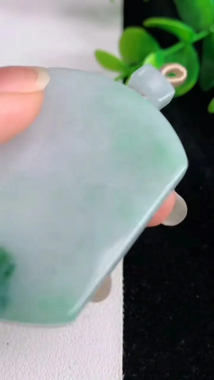 天然A货翡翠飘花无事牌吊坠，尺寸51.3-40-5.6，重量:34.90g
5月29日