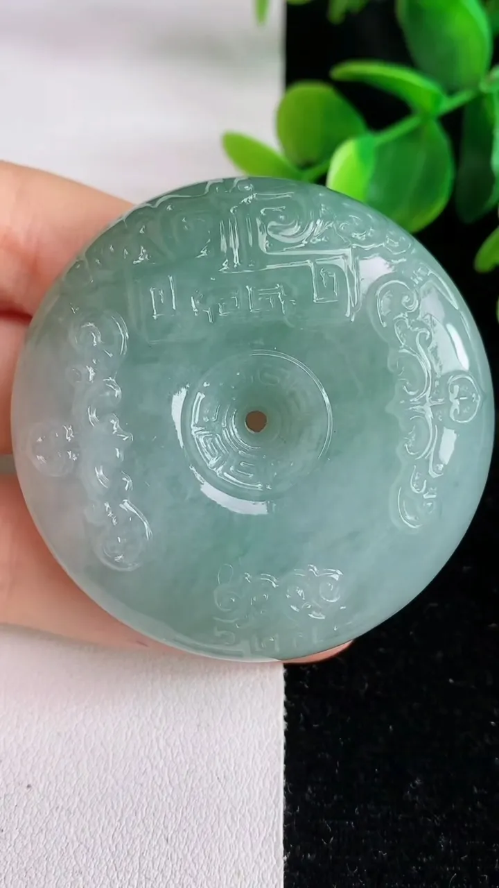 天然A货翡翠雕花平安扣吊坠，尺寸51.8-12，重量:64.63g
5月29日