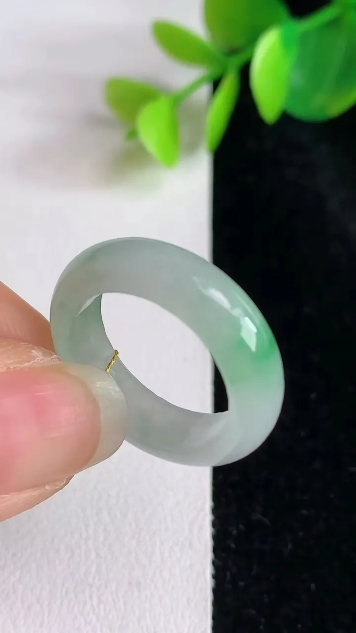 天然A货翡翠指环戒指，尺寸17-5.8-3.5，重量:3.87g2025年5月29日
工厂直销收藏佳品,种好水足，色泽均匀，有种有色，上手高大气！