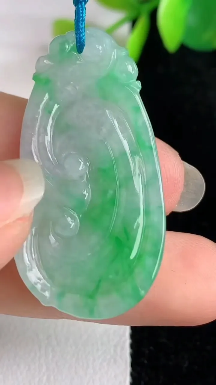天然A货翡翠如意吊坠，尺寸37.8-20-5，重量:7.00g
5月29日