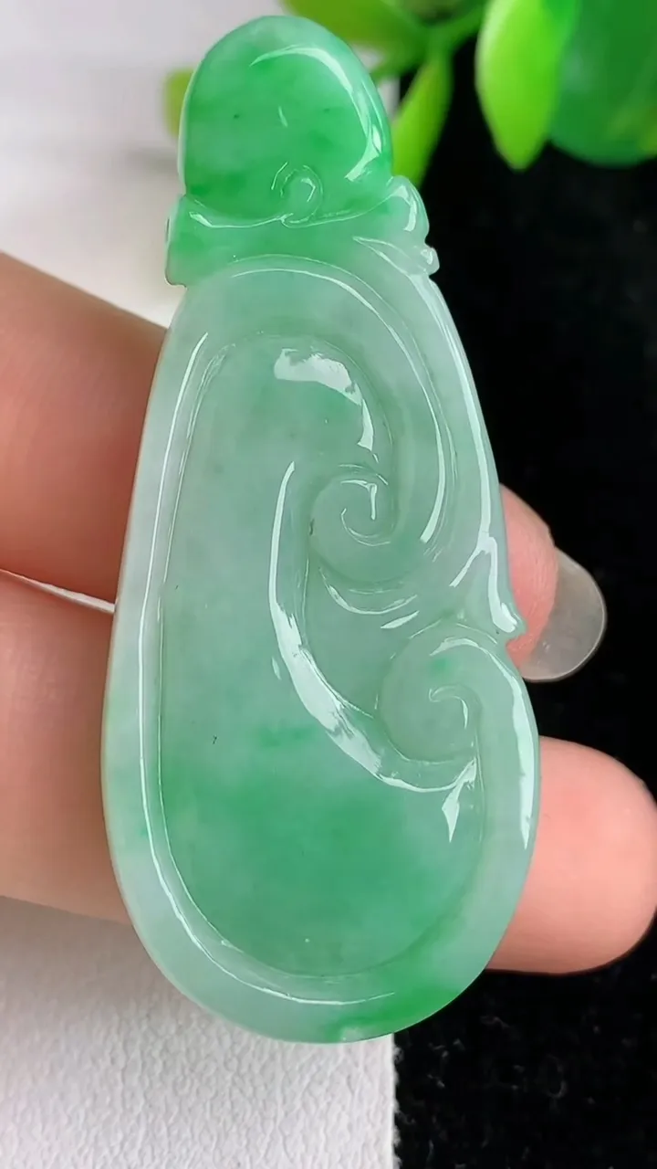 天然A货翡翠如意吊坠，尺寸51.5-22-6，重量:14.06g
5月29日