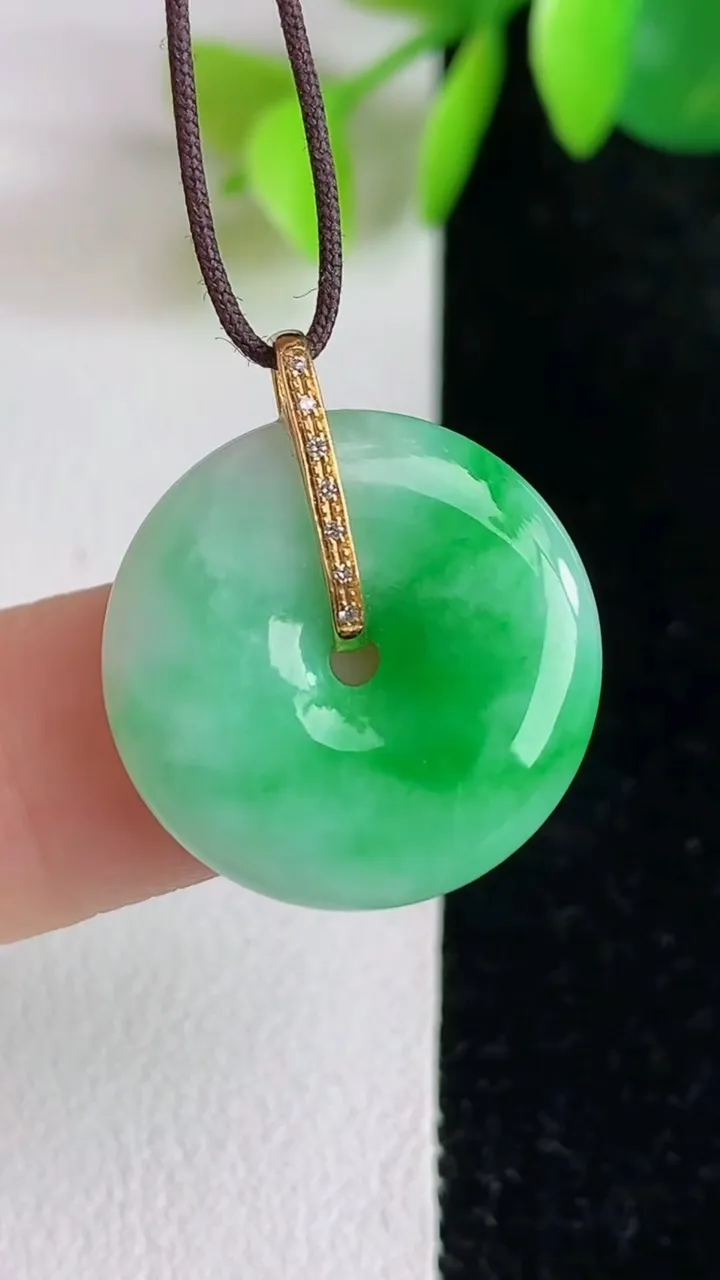天然A货翡翠平安扣吊坠，尺寸19.2-3.6，重量:3.36g
5月29日