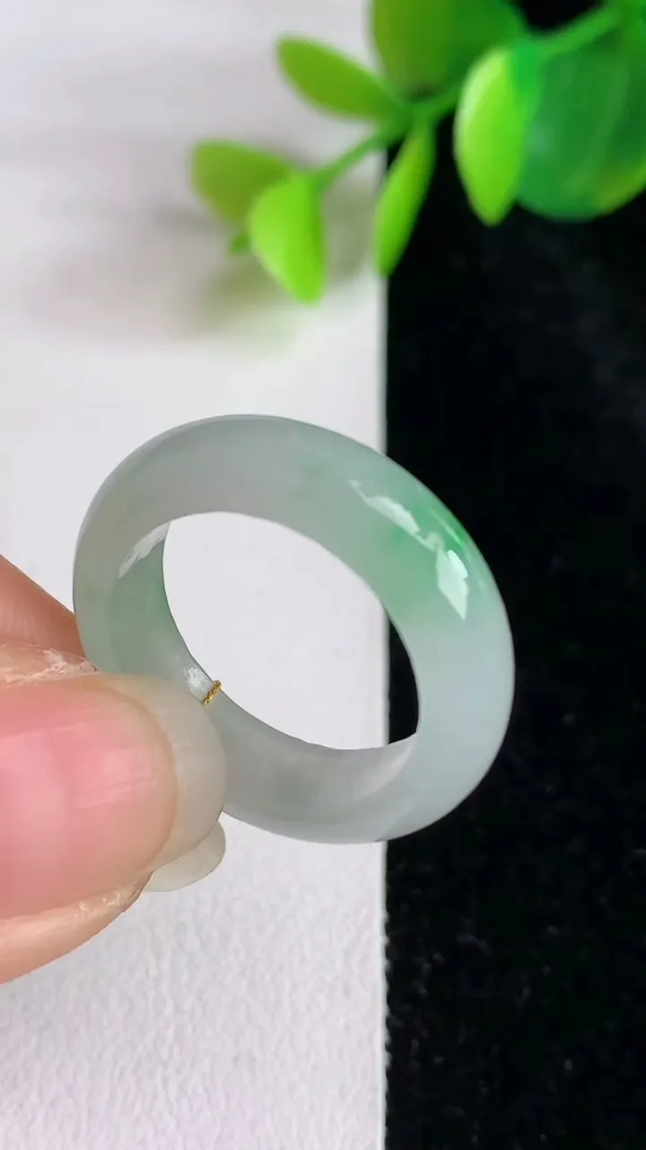 天然A货翡翠指环戒指，尺寸17-5.8-3.5，重量:3.87g2025年5月29日
工厂直销收藏佳