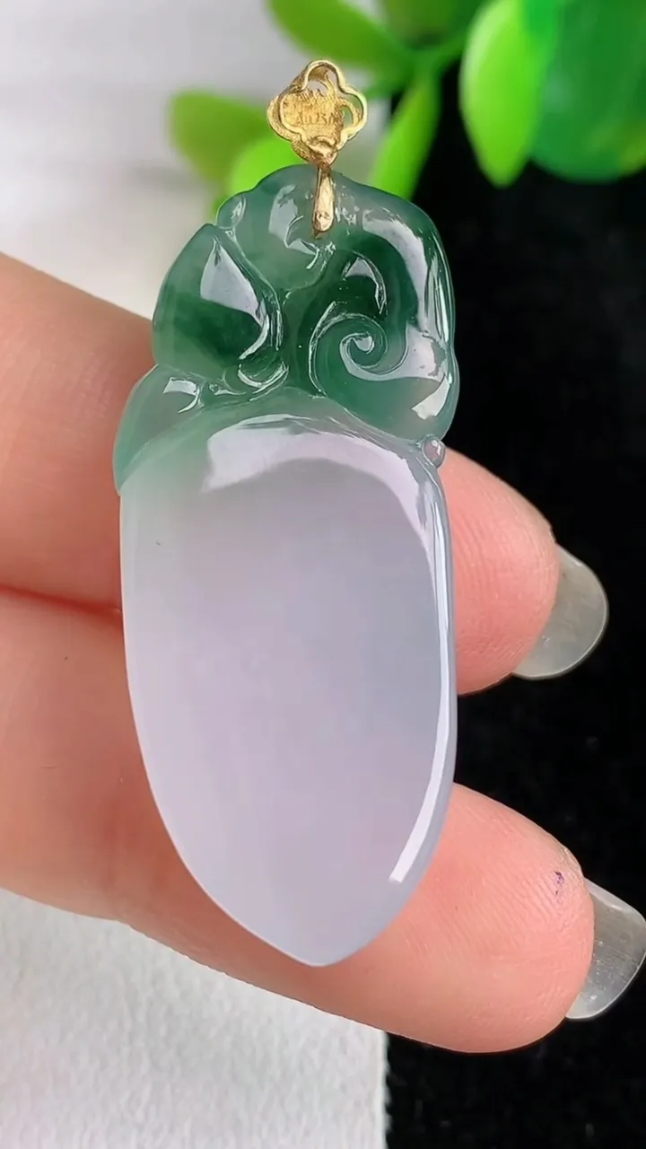 天然A货翡翠福瓜吊坠，尺寸37.4-15.8-6.6，重量:7.70g
5月29日