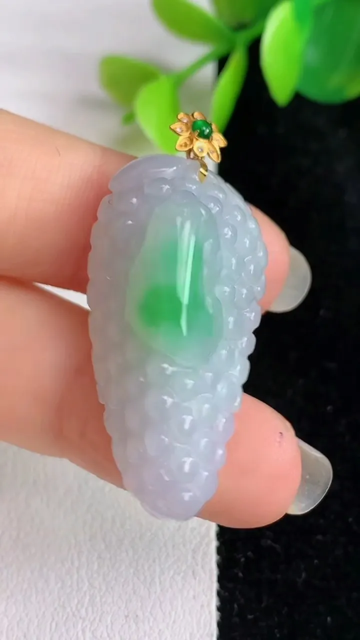 天然A货翡翠多子多福 葡萄吊坠，尺寸34.4-17.3-12.8，重量:10.23g
5月29日