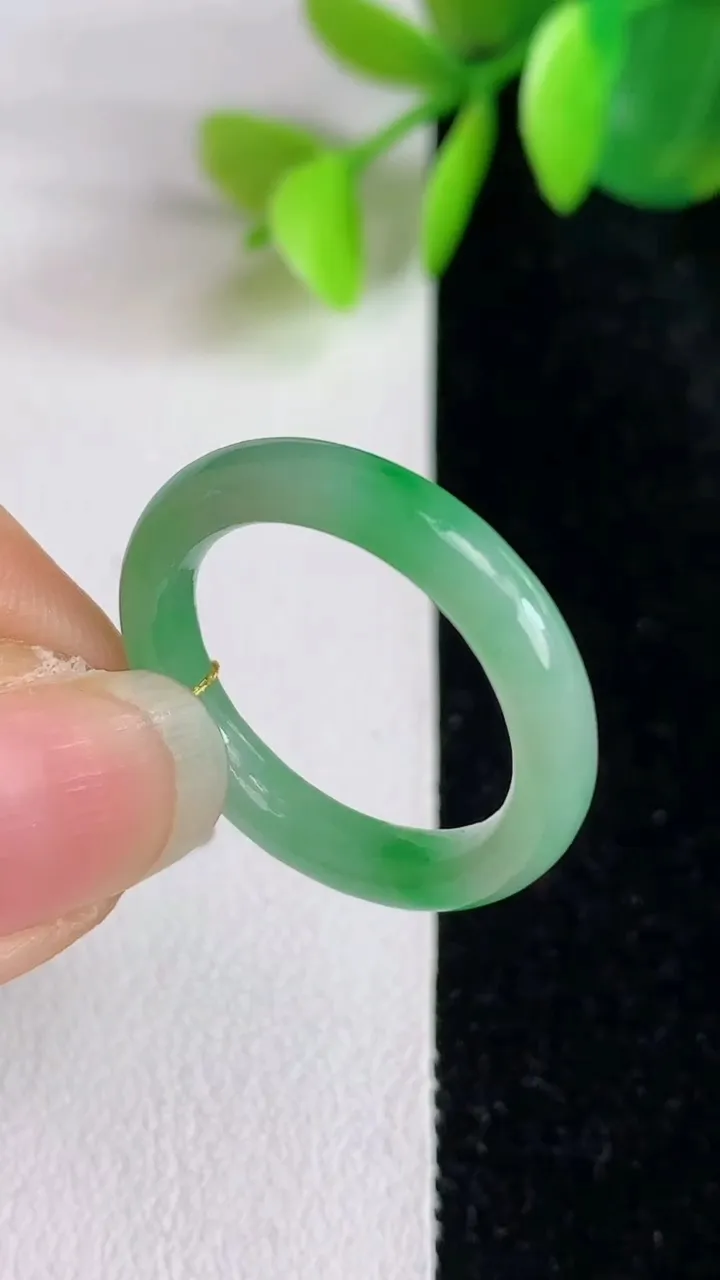 天然A货翡翠指环戒指，尺寸17.2-3.7-3，重量:2.35g2025年5月29日
工厂直销收藏佳