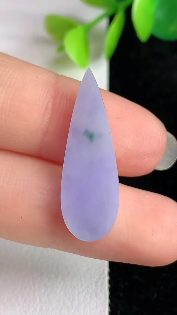 天然A货翡翠紫罗兰水滴镶嵌件，尺寸28-9.5-3，重量:1.70g
5月29日