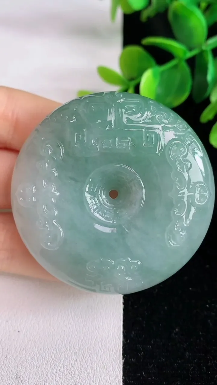 天然A货翡翠雕花平安扣吊坠，尺寸51-12，重量:64.05g
5月29日