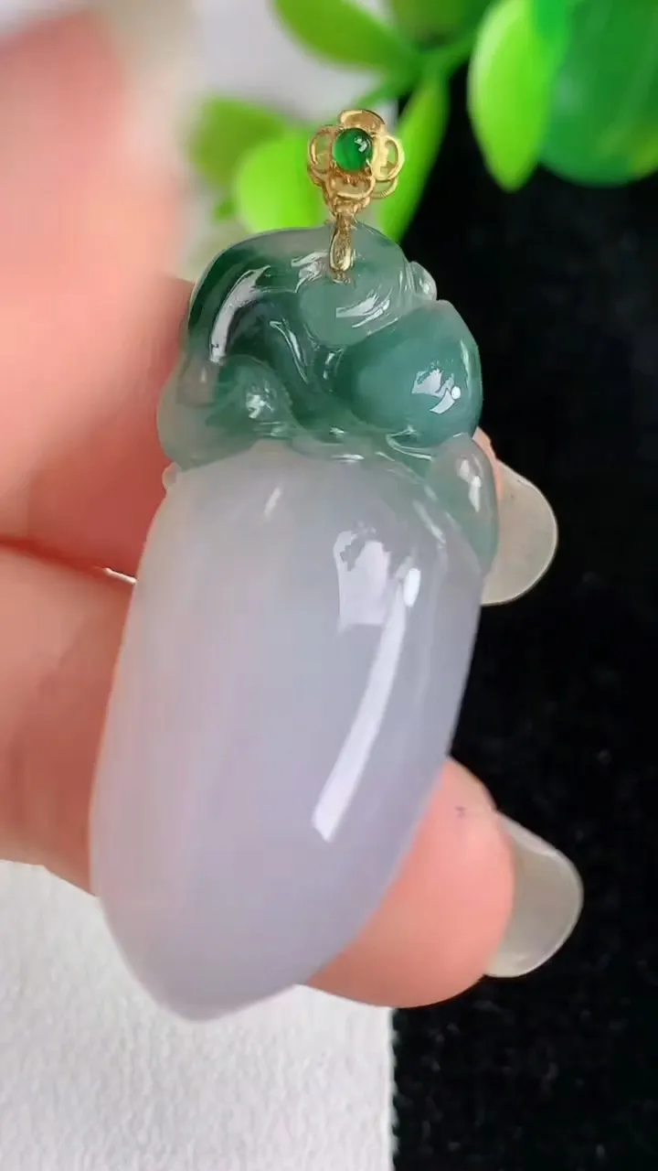 天然A货翡翠福瓜吊坠，尺寸37.4-15.8-6.6，重量:7.70g
5月29日
