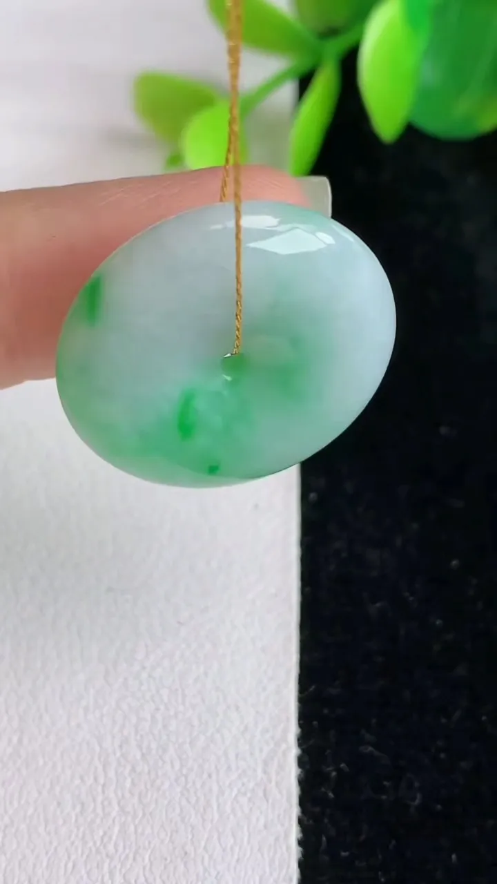 天然A货翡翠平安扣吊坠，尺寸22.8-5.4，重量:6.05g
5月29日