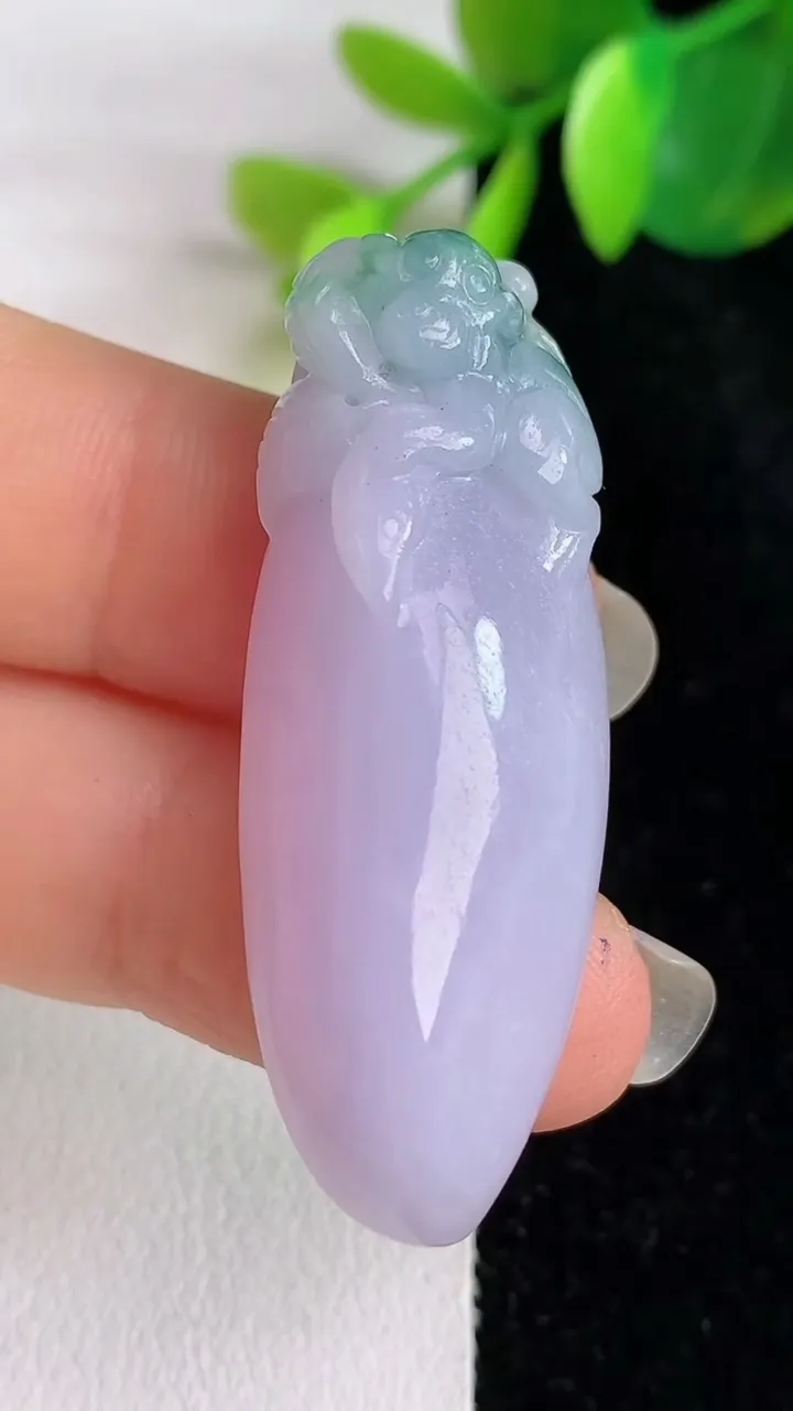 天然A货翡翠紫罗兰 飘花灵猴献瑞 福瓜吊坠，尺寸42.2-15.6-10.7，重量:13.03g
5