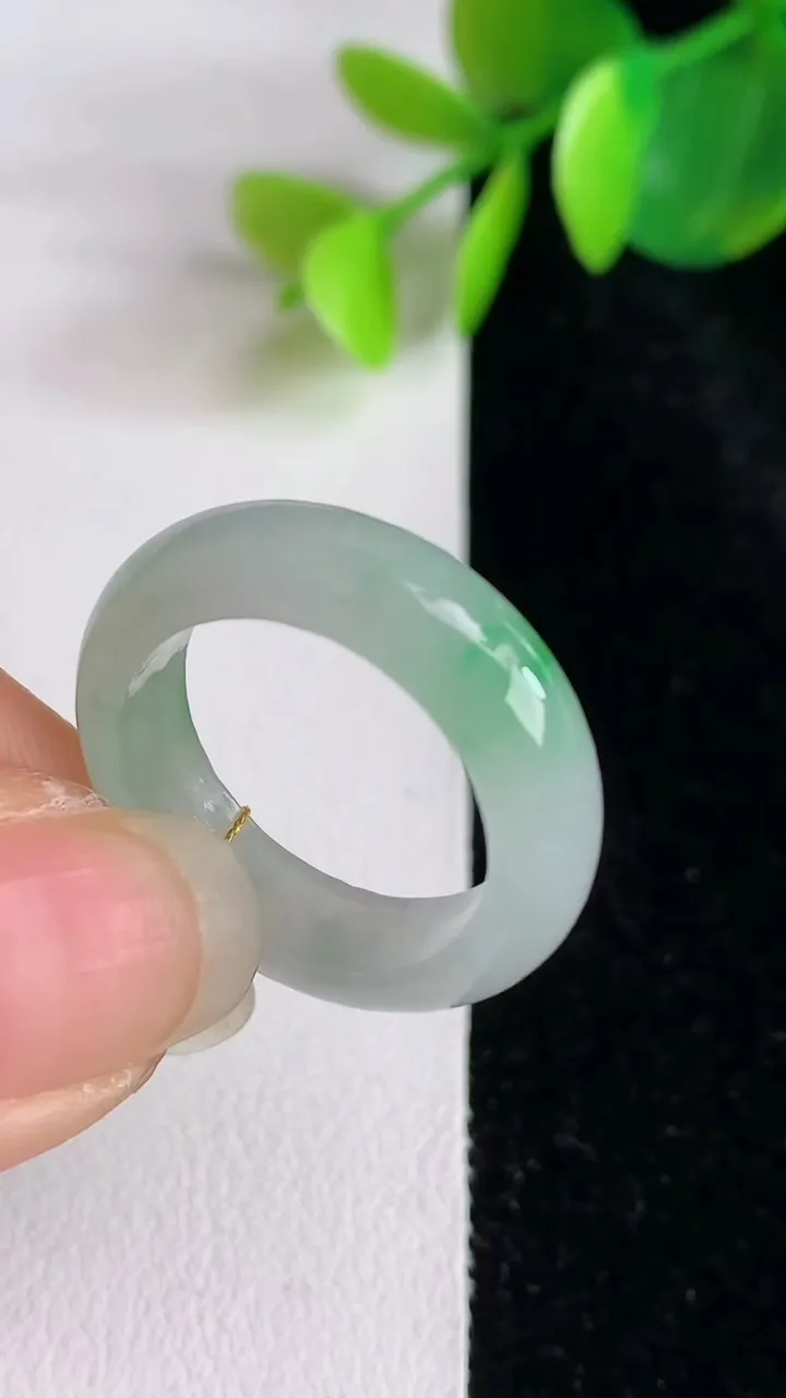 天然A货翡翠指环戒指，尺寸17-5.8-3.5，重量:3.87g2025年5月29日
工厂直销收藏佳品,种好水足，色泽均匀，有种有色，上手高大气！