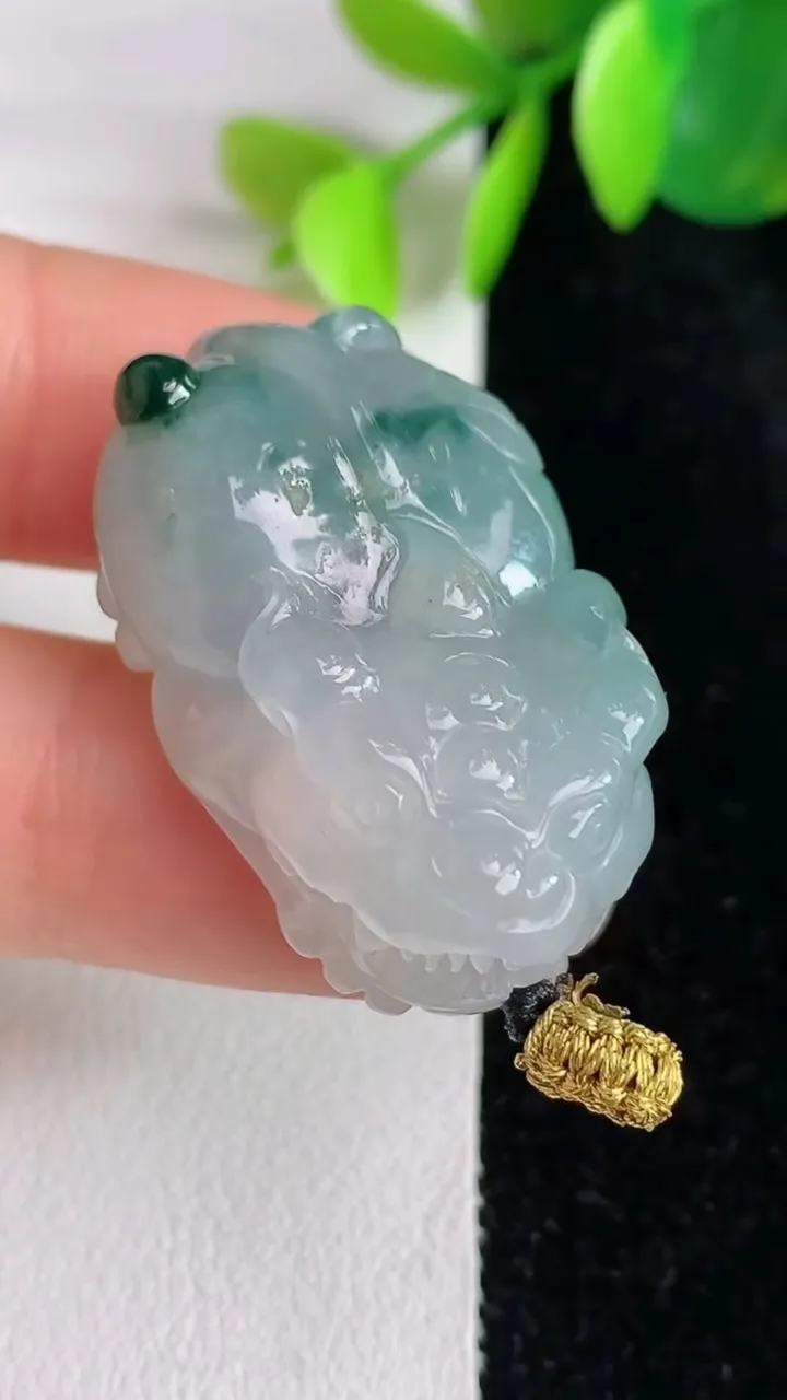 天然A货翡翠飘花貔貅吊坠，尺寸32-20.2-12.5，重量:16.50g
5月29日