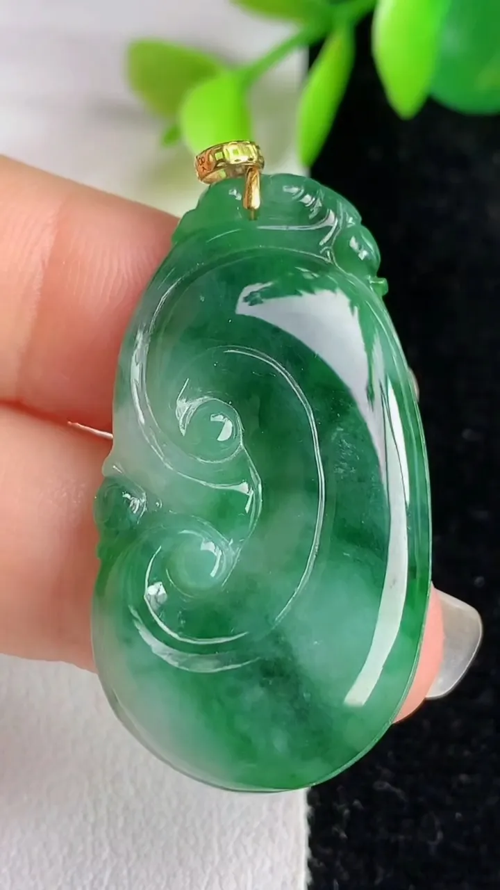 天然A货翡翠如意吊坠，尺寸38-20.8-4，重量:6.10g
5月29日
