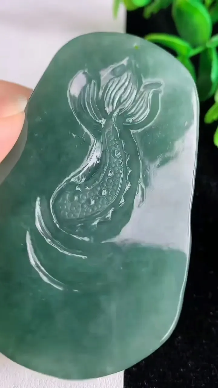 天然A货翡翠蓝水祥龙不动明王吊坠，尺寸77-44.4-11.7，重量:81.47g
5月29日