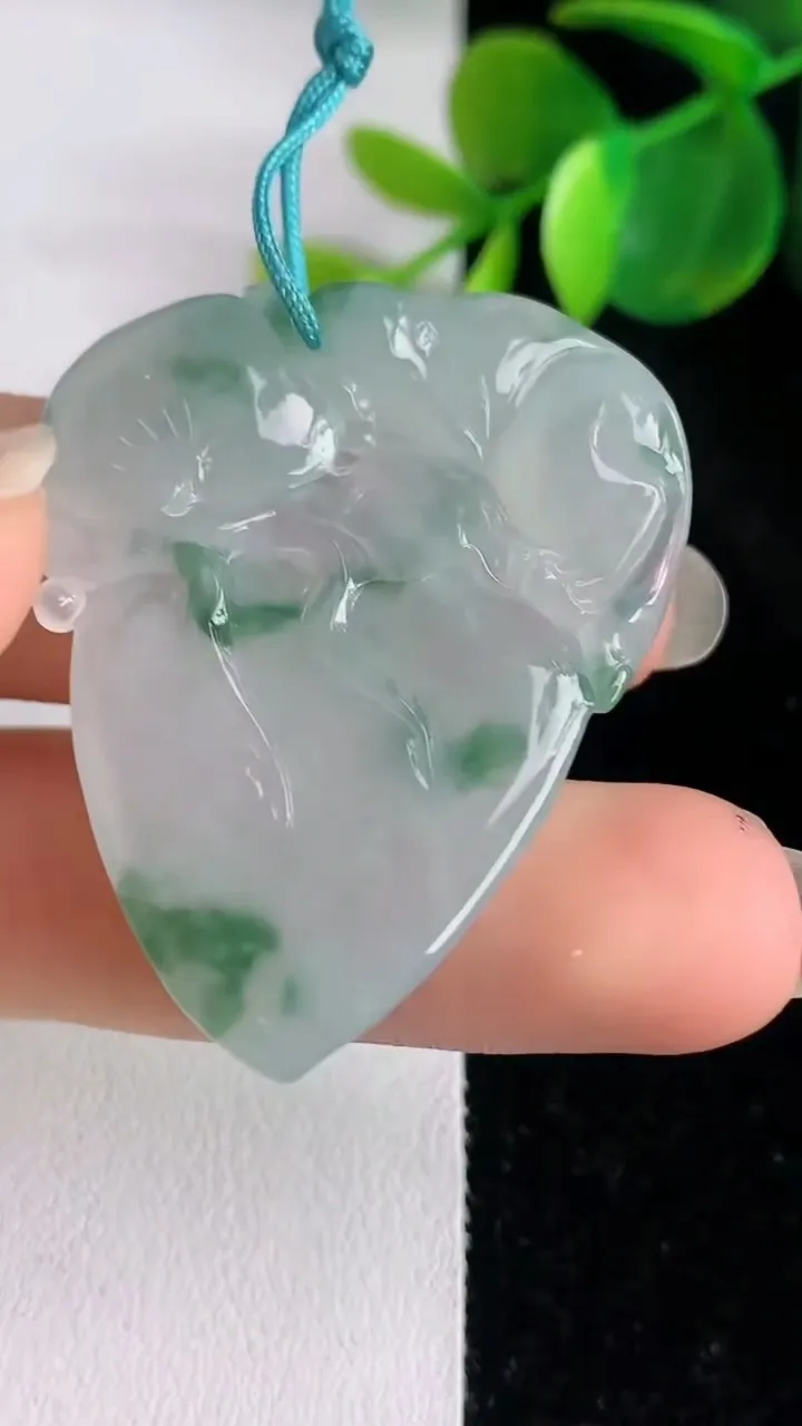 天然A货翡翠飘花灵猴献瑞 寿桃吊坠，尺寸40.8-33.3-5.5，重量:12.25g
5月29日