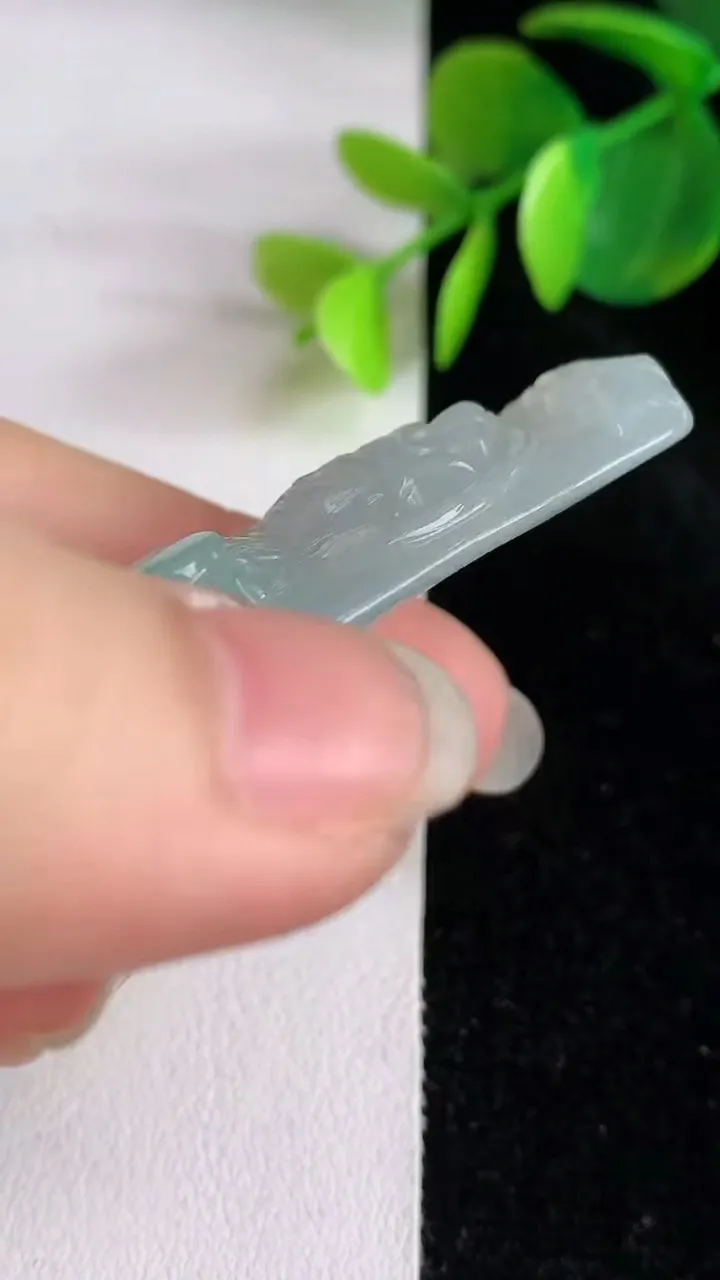 天然A货翡翠观音菩萨吊坠，尺寸67-33.6-8.2，重量:29.86g
5月29日