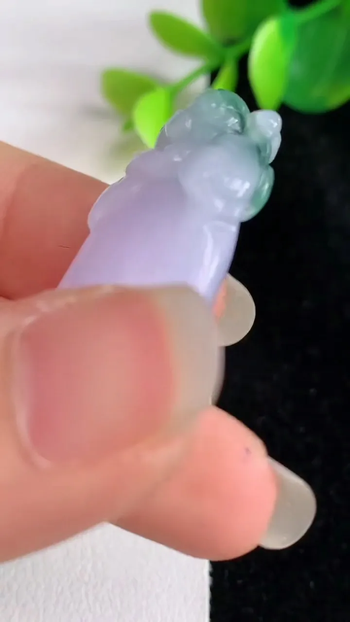 天然A货翡翠紫罗兰 飘花灵猴献瑞 福瓜吊坠，尺寸42.2-15.6-10.7，重量:13.03g
5月29日