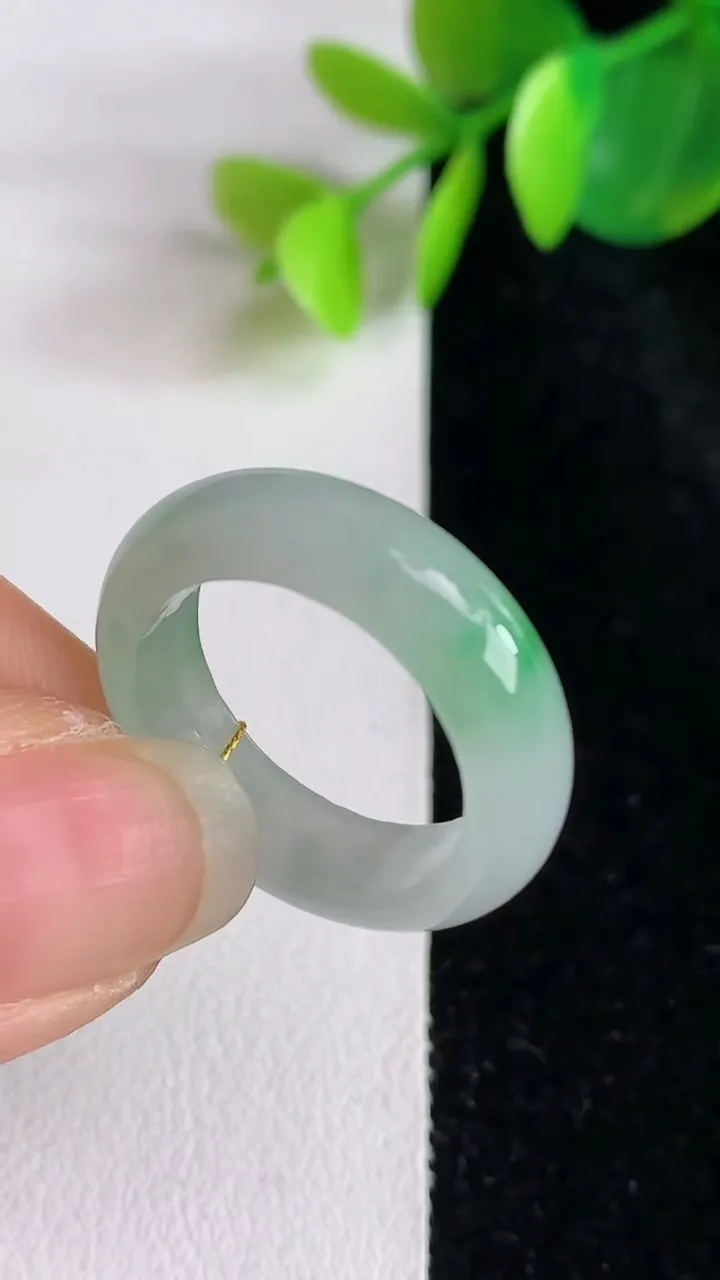天然A货翡翠指环戒指，尺寸17-5.8-3.5，重量:3.87g2025年5月29日
工厂直销收藏佳品,种好水足，色泽均匀，有种有色，上手高大气！