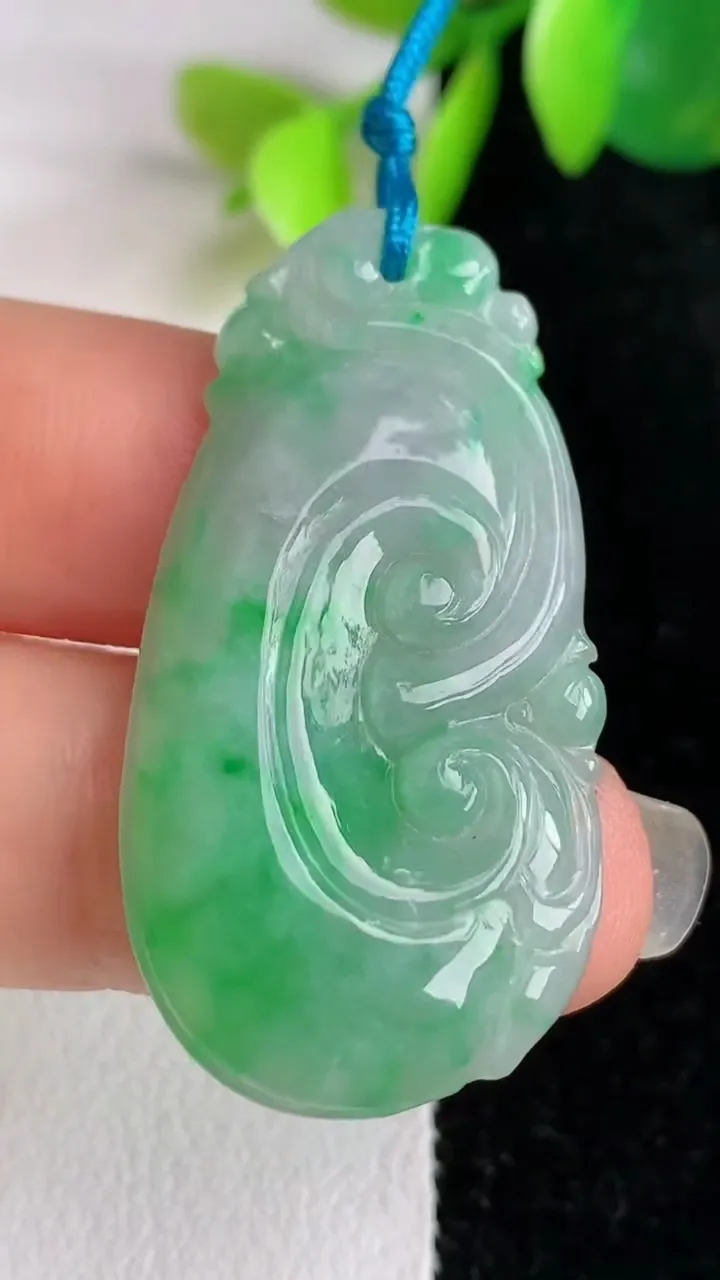 天然A货翡翠如意吊坠，尺寸37.8-20-5，重量:7.00g
5月29日