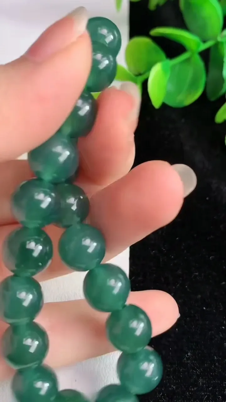 天然A货翡翠货蓝水圆珠手串20颗，尺寸8，重量:35.13g5月29日
工厂直销收藏佳品,种好水足，色泽均匀，有种有色，上手高大气！