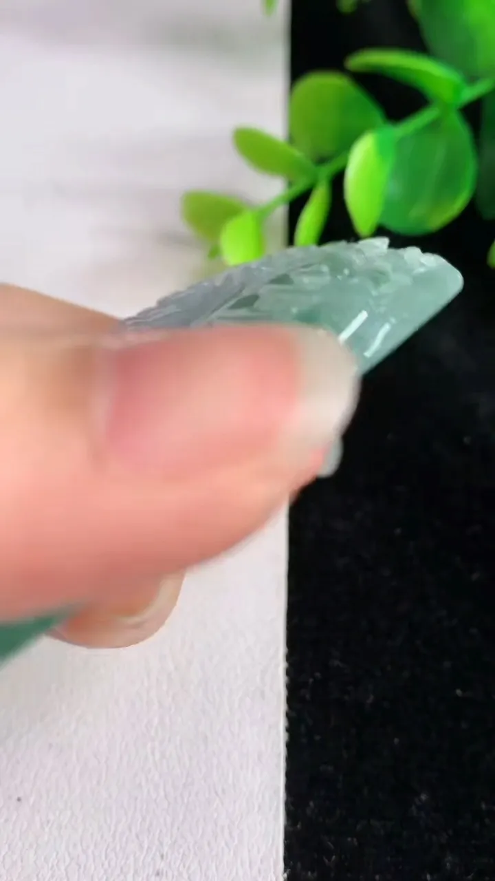 天然A货翡翠山水牌吊坠，尺寸64.8-47-10.2，重量:67.32g
5月29日
