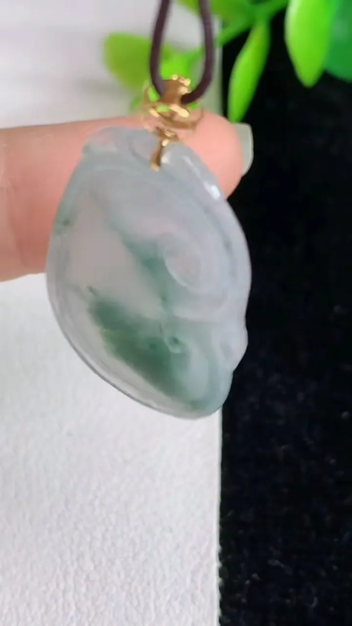 天然A货翡翠飘花如意吊坠，尺寸31-19-3.5，重量:4.04g
5月29日