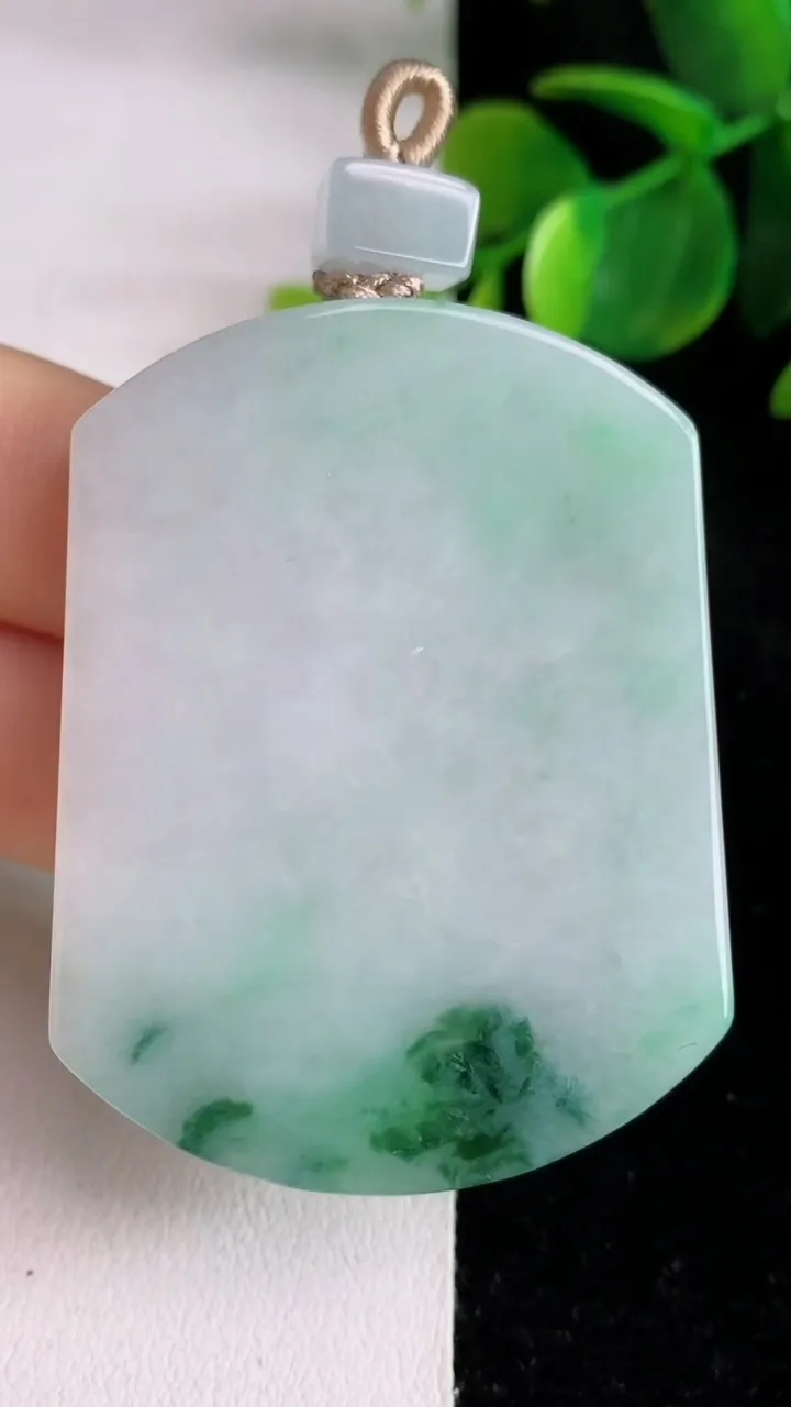 天然A货翡翠飘花无事牌吊坠，尺寸51.3-40-5.6，重量:34.90g
5月29日