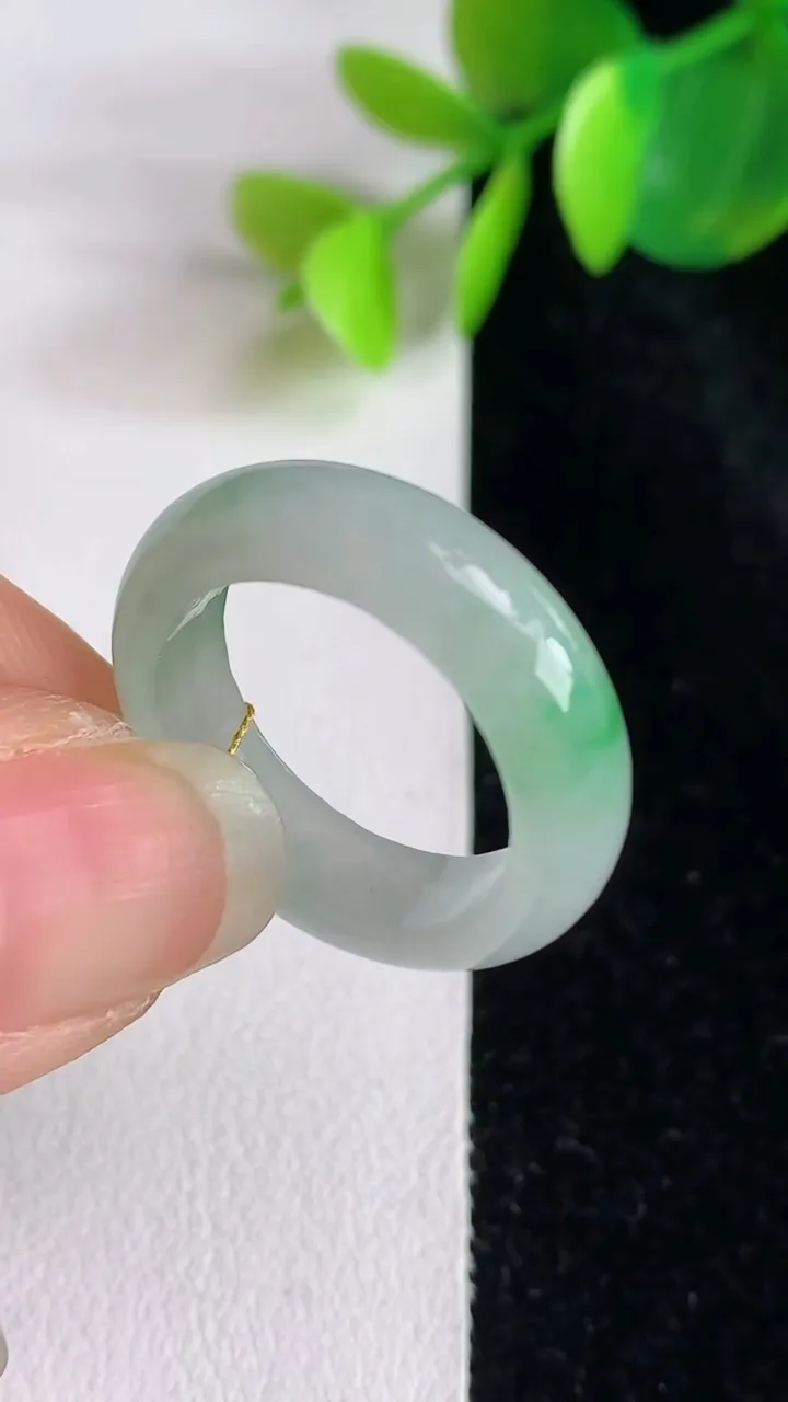 天然A货翡翠指环戒指，尺寸17-5.8-3.5，重量:3.87g2025年5月29日
工厂直销收藏佳品,种好水足，色泽均匀，有种有色，上手高大气！