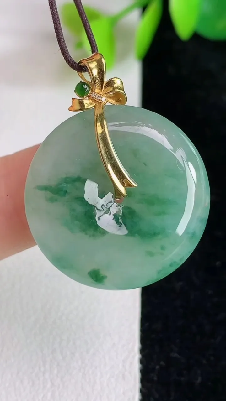 天然A货翡翠飘花平安扣吊坠，尺寸23.8-4.7，重量:5.80g
5月29日