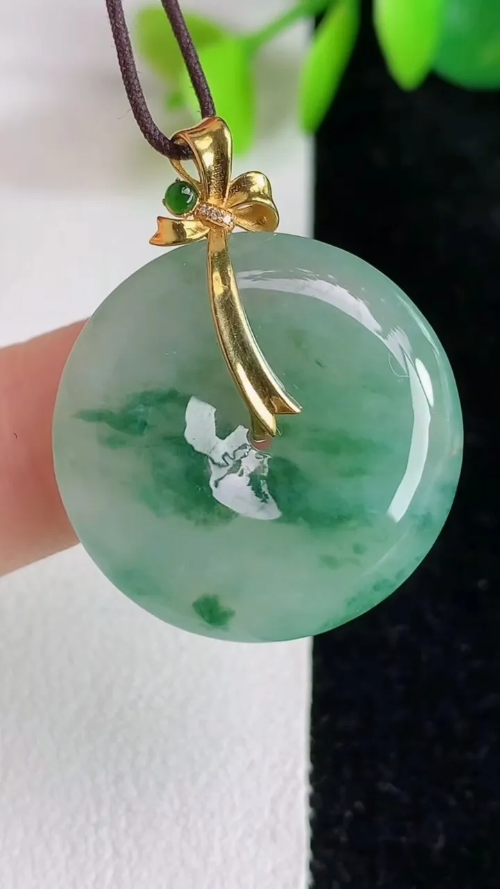 天然A货翡翠飘花平安扣吊坠，尺寸23.8-4.7，重量:5.80g
5月29日