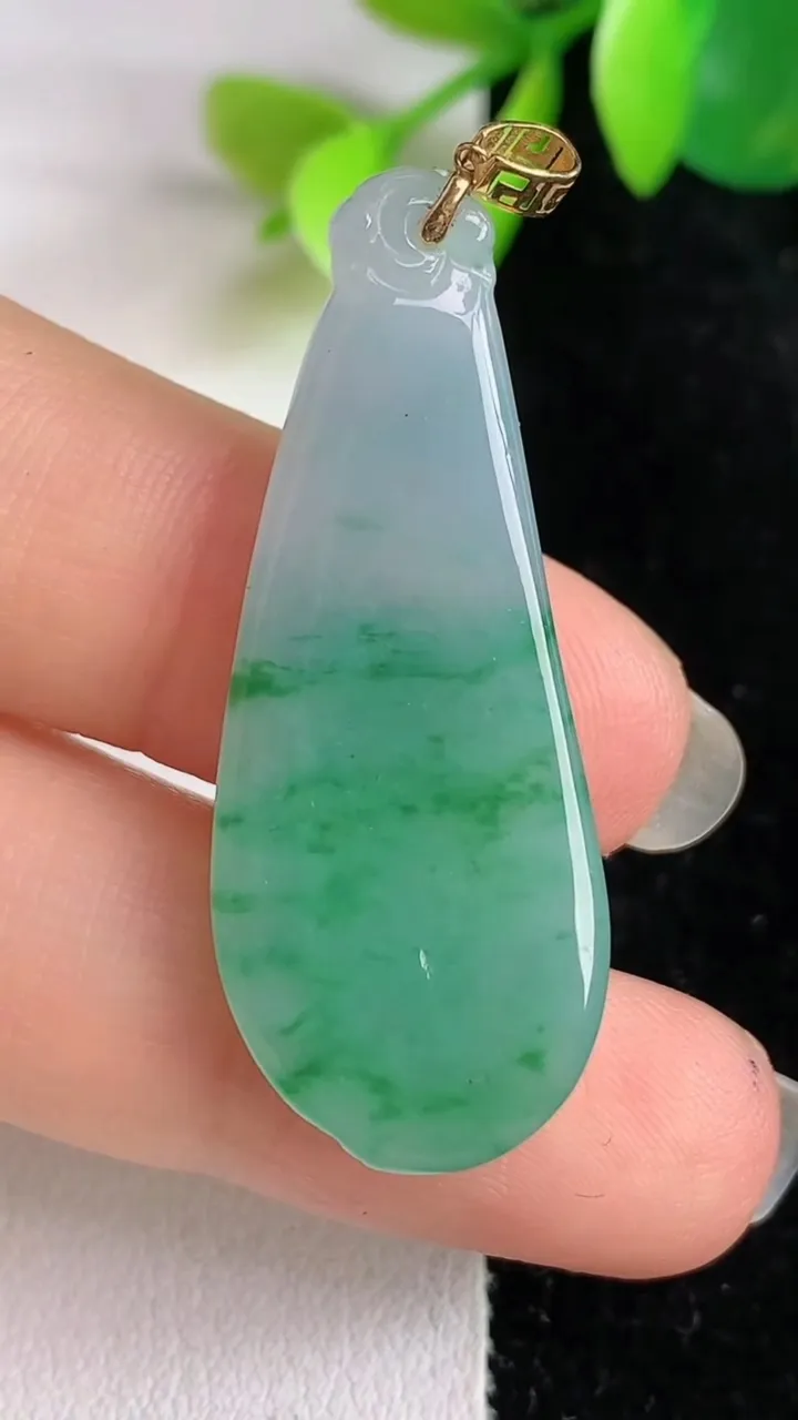 天然A货翡翠福瓜吊坠，尺寸39.2-15.6-4.8，重量:5.66g
5月29日