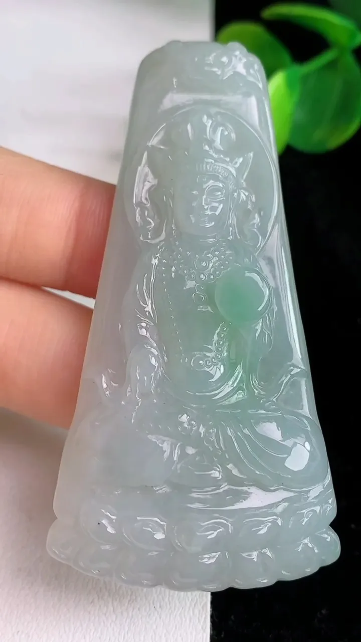 天然A货翡翠观音菩萨吊坠，尺寸67-33.6-8.2，重量:29.86g
5月29日