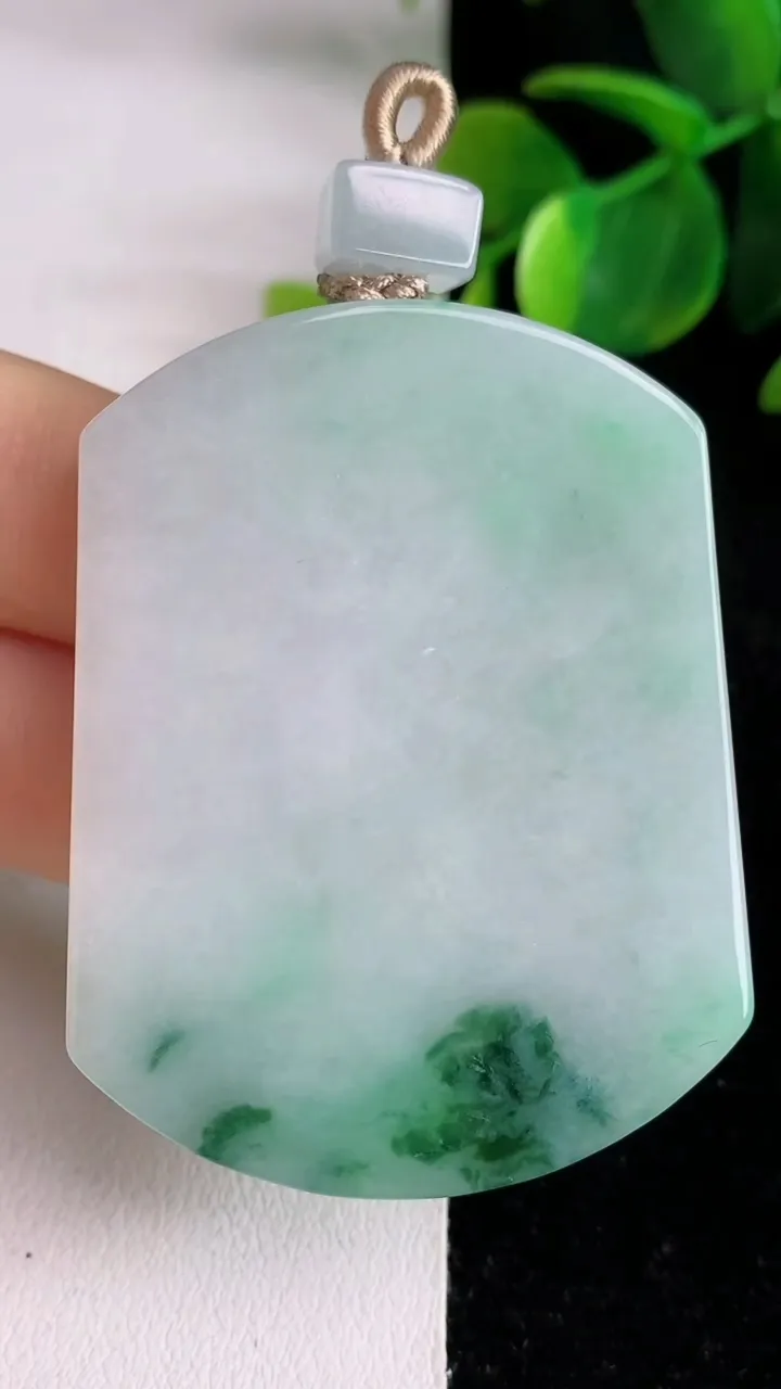 天然A货翡翠飘花无事牌吊坠，尺寸51.3-40-5.6，重量:34.90g
5月29日