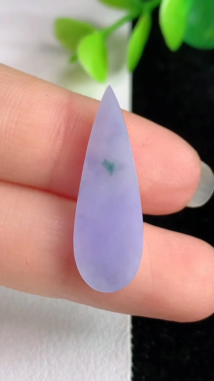 天然A货翡翠紫罗兰水滴镶嵌件，尺寸28-9.5-3，重量:1.70g
5月29日