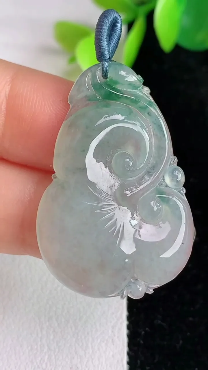 天然A货翡翠如意吊坠，尺寸35-23.7-4.5，重量:5.80g
5月29日