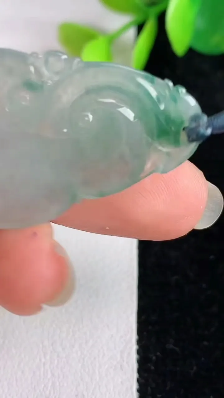 天然A货翡翠如意吊坠，尺寸35-23.7-4.5，重量:5.80g
5月29日