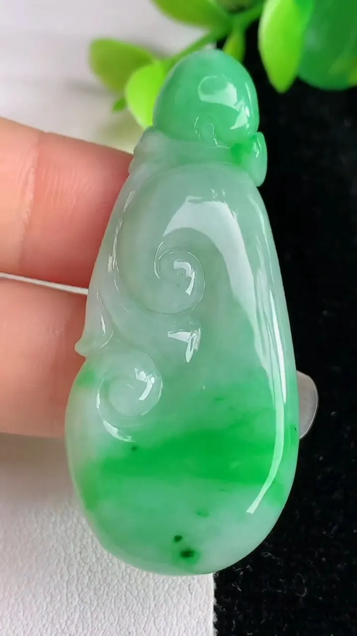 天然A货翡翠如意吊坠，尺寸51.5-22-6，重量:14.06g
5月29日