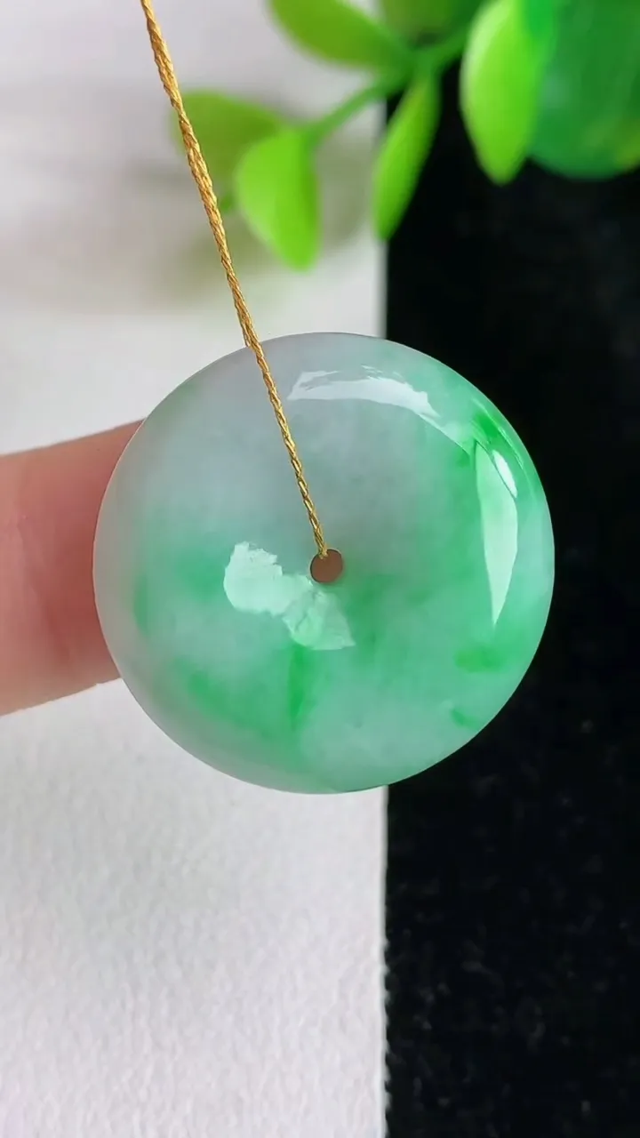 天然A货翡翠平安扣吊坠，尺寸22.8-5.4，重量:6.05g
5月29日