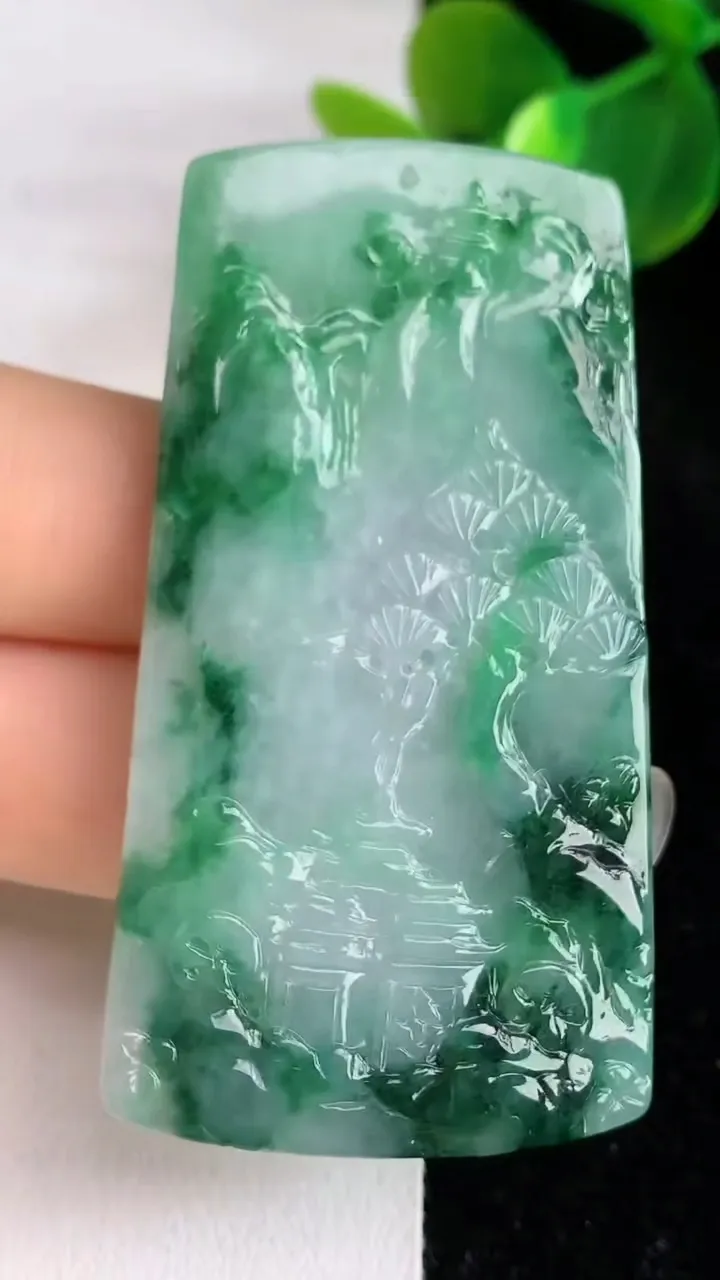 天然A货翡翠山水牌吊坠，尺寸56.8-30.5-5.2，重量:23.25g
5月29日