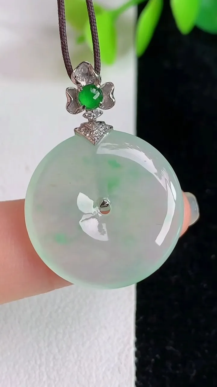 天然A货翡翠平安扣吊坠，尺寸21-4，重量:4.23g
5月30日