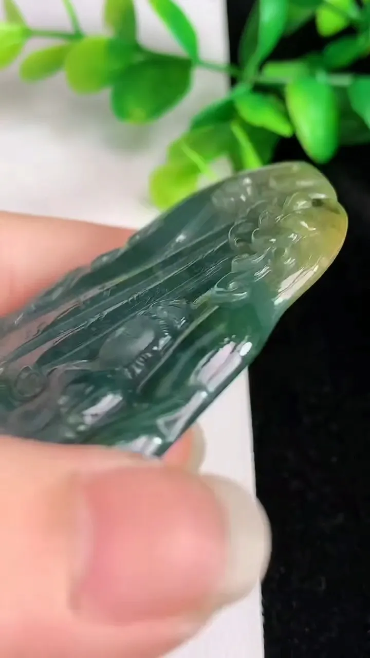 天然A货翡翠蓝水双彩观音菩萨吊坠，尺寸 72-44-7，重:41.06g
5月30日