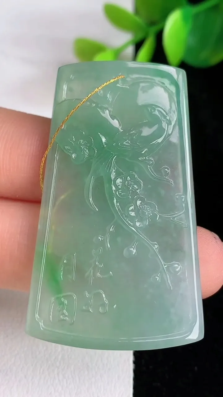 天然A货翡翠鸟语花香吊坠，尺寸46.2-29-4，重量:13.24g
5月30日