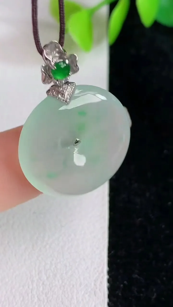 天然A货翡翠平安扣吊坠，尺寸21-4，重量:4.23g
5月30日