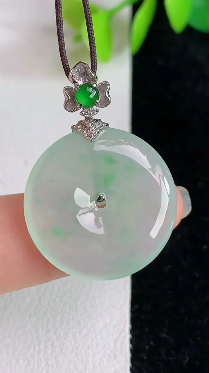天然A货翡翠平安扣吊坠，尺寸21-4，重量:4.23g
5月30日