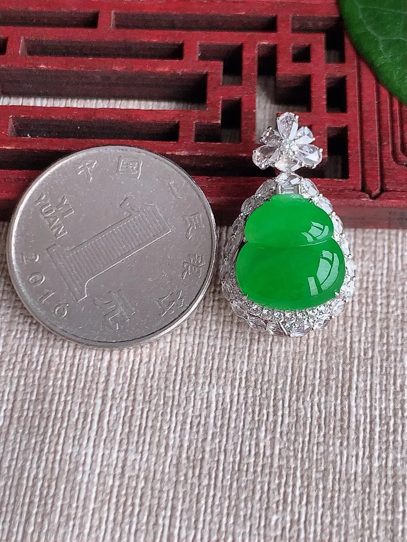 天然A货翡翠18K金伴阳绿葫芦吊坠尺寸25.7×15.6×10.3裸石12.6×12m量4.58g 0530