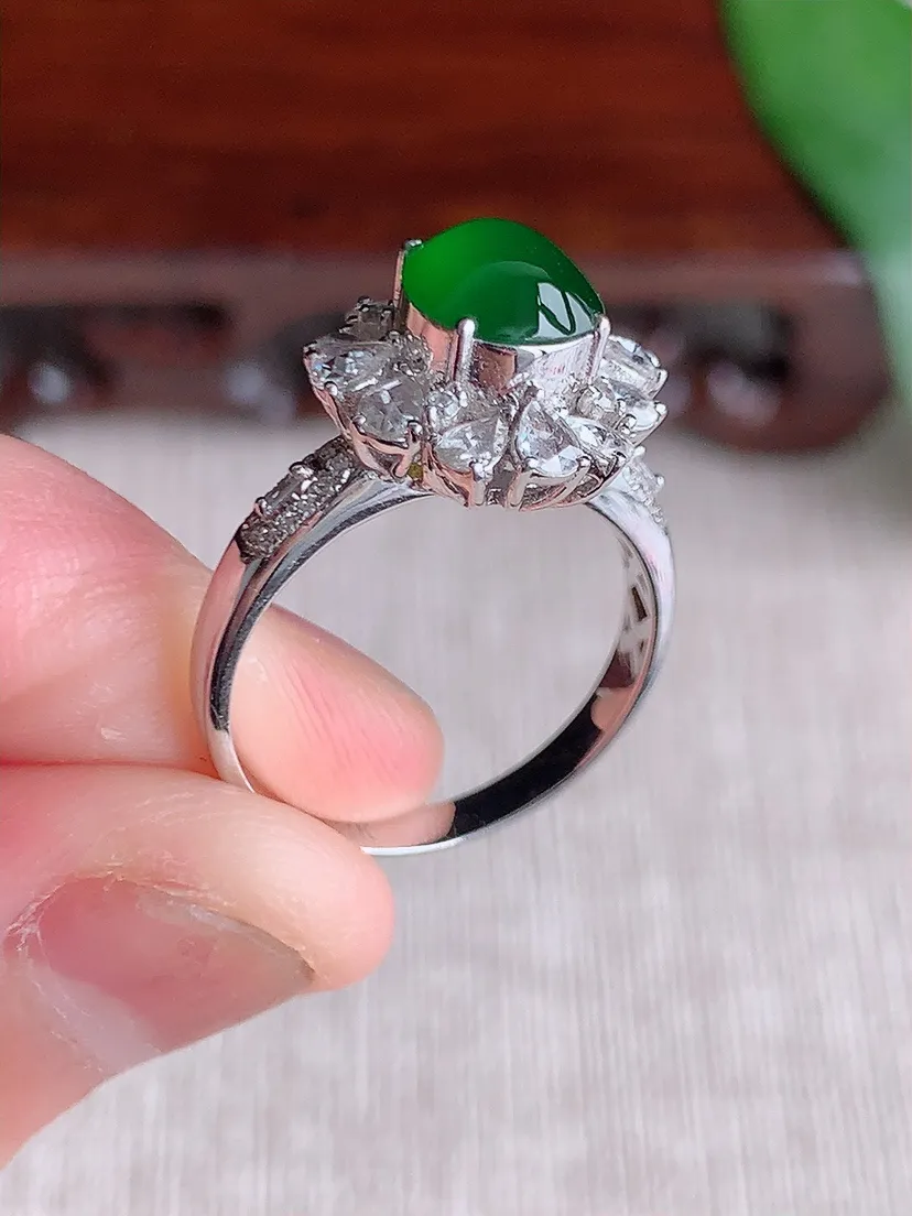 天然A货翡翠18K金伴钻镶嵌满绿蛋面戒指 圈口17.4裸石尺寸7.3×6.7mm 重量4.04g 0530